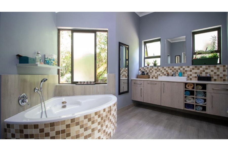 6 Bedroom Property for Sale in Lovemore Park Eastern Cape